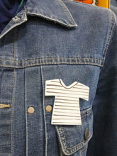 Cargar imagen en el visor de la galería, BROCHE CAMISETA